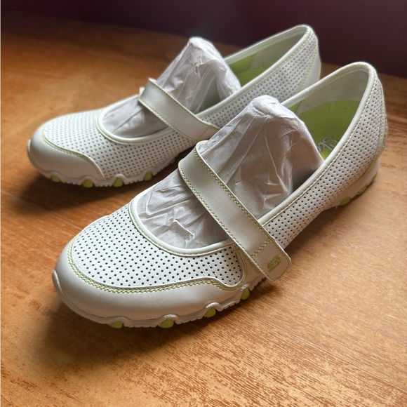 Y2K Skechers White and Green Sporty Mary Jane Sneakers - Picture 5 of 14